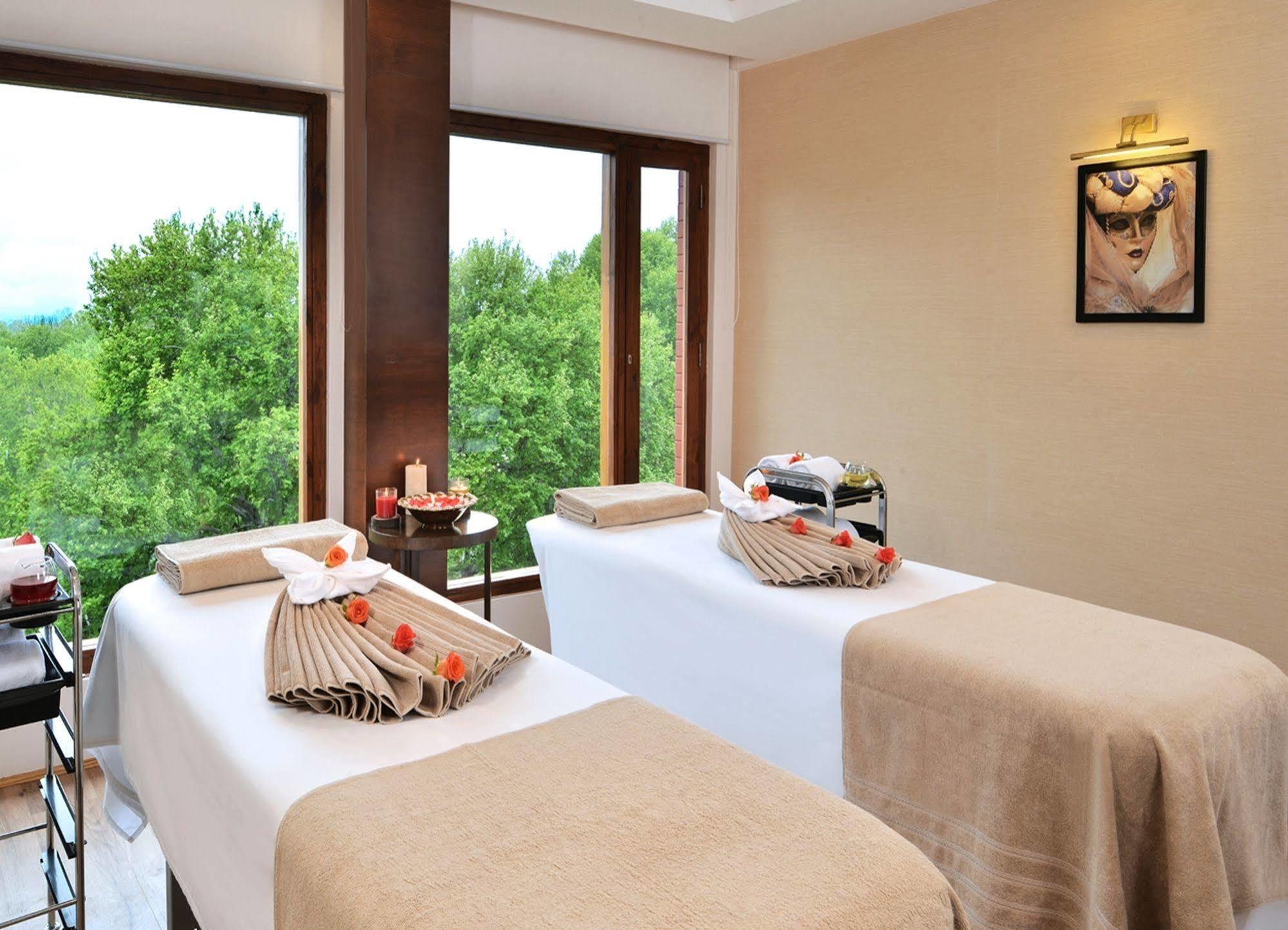 Golden Tulip Srinagar Otel Dış mekan fotoğraf