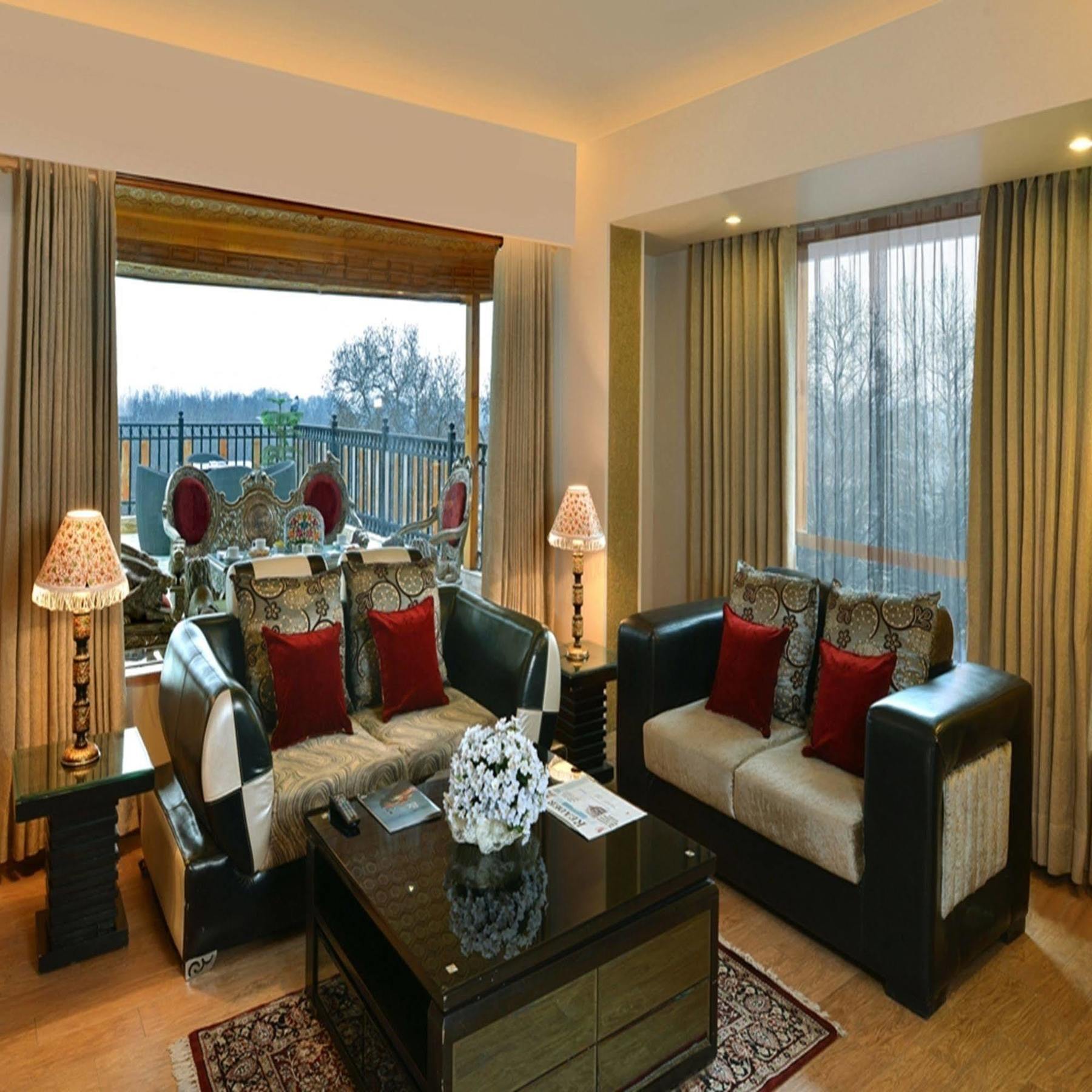 Golden Tulip Srinagar Otel Dış mekan fotoğraf